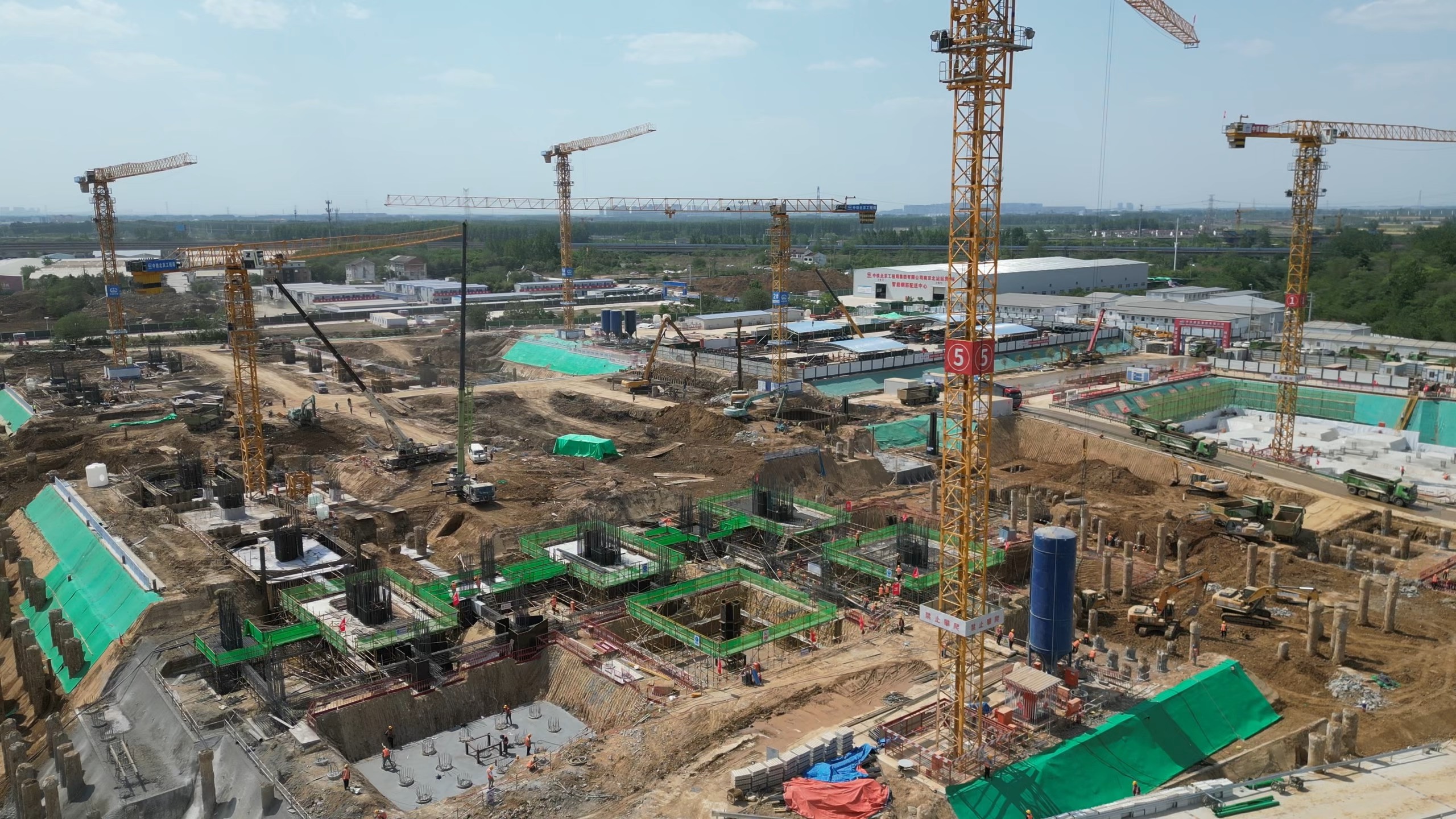 江苏金鹏建筑设备租赁有限公司：塔吊安全靠什么？一台机器背后的十年坚守